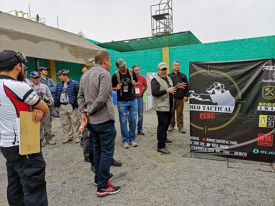 Cesar Coello dictando seminario en Romeo Tactical Perú