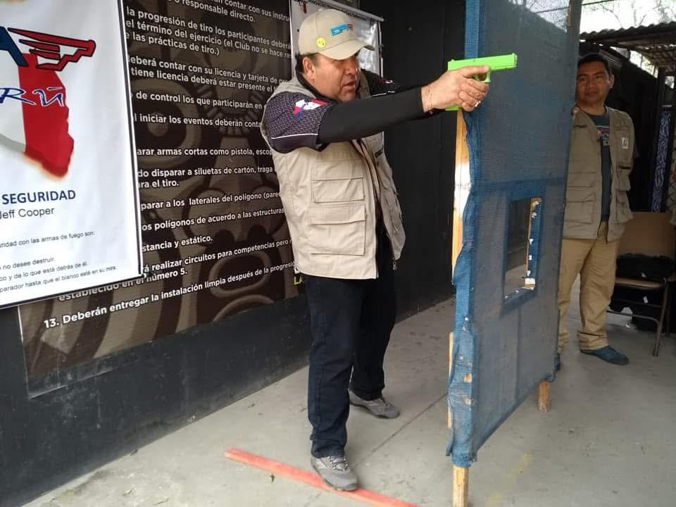 Cesar Coello explicando las reglas de seguridad de Jeff Cooper