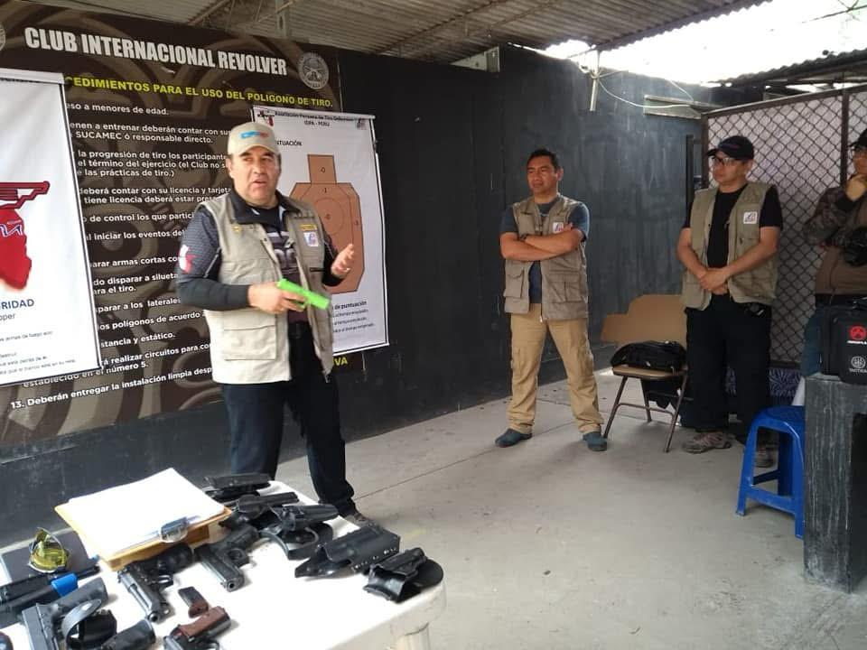 Cesar Coello capacitando en Club Internacional Revólver