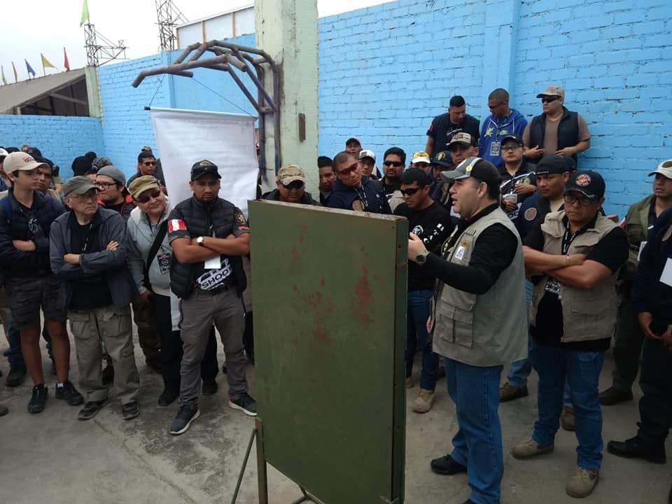 Cesar Coello dirigiendo un seminario masivo de seguridad