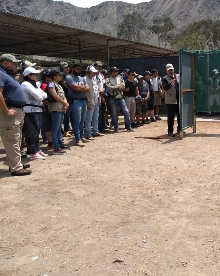 Cesar Coello dando briefing general de seguridad con megáfono